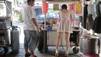 麵線攤老闆娘超辣　他待到收攤還不走