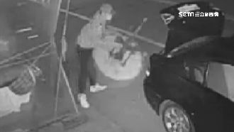 識貨的熟客？賊開名車偷爌肉店檜木桌