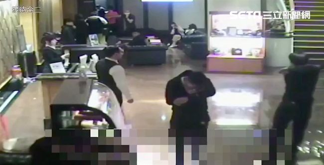 自曝其短！警盤查腰間折疊刀露餡兒