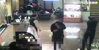 自曝其短！警盤查腰間折疊刀露餡兒