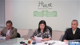 行政院召開行政立法協調會報，行政院副發言人張秀禎(中)會後轉述。（記者盧素梅攝）