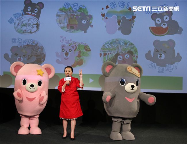 三立「灰熊厲害」LINE貼圖成功抵達嘉義，縣長張花冠及流行男團「GTM」讚它超可愛，邀請大家一起來「嘉」玩。（記者邱榮吉/攝影）