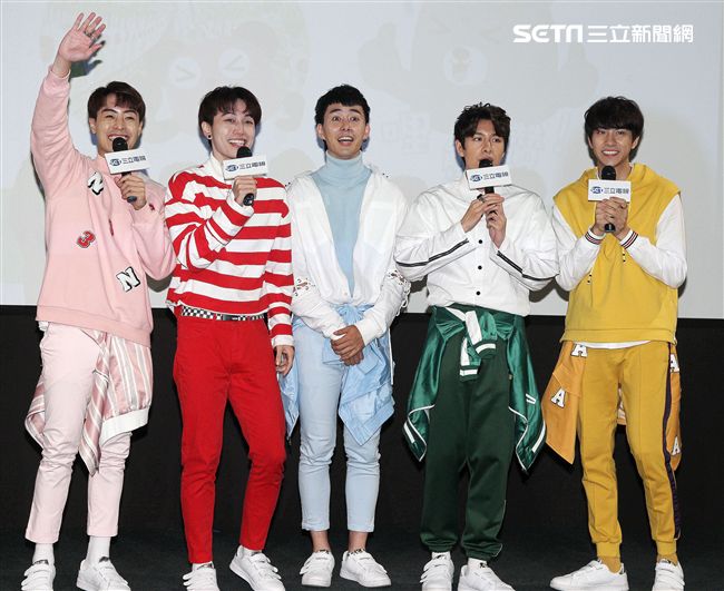 三立「灰熊厲害」LINE貼圖成功抵達嘉義，縣長張花冠及流行男團「GTM」讚它超可愛，邀請大家一起來「嘉」玩。（記者邱榮吉/攝影）