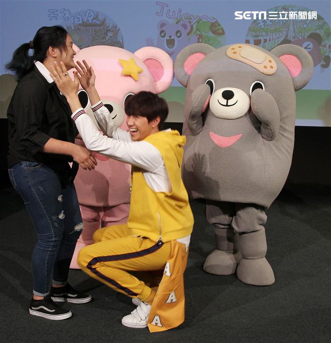 三立「灰熊厲害」LINE貼圖成功抵達嘉義，縣長張花冠及流行男團「GTM」讚它超可愛，邀請大家一起來「嘉」玩。（記者邱榮吉/攝影）