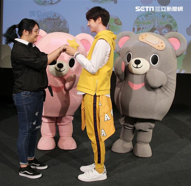 三立「灰熊厲害」LINE貼圖成功抵達嘉義，縣長張花冠及流行男團「GTM」讚它超可愛，邀請大家一起來「嘉」玩。（記者邱榮吉/攝影）