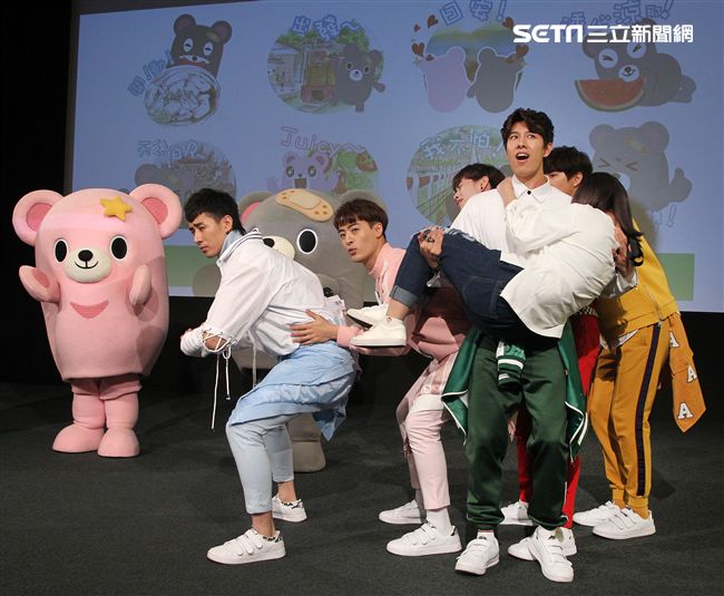 三立「灰熊厲害」LINE貼圖成功抵達嘉義，縣長張花冠及流行男團「GTM」讚它超可愛，邀請大家一起來「嘉」玩。（記者邱榮吉/攝影）