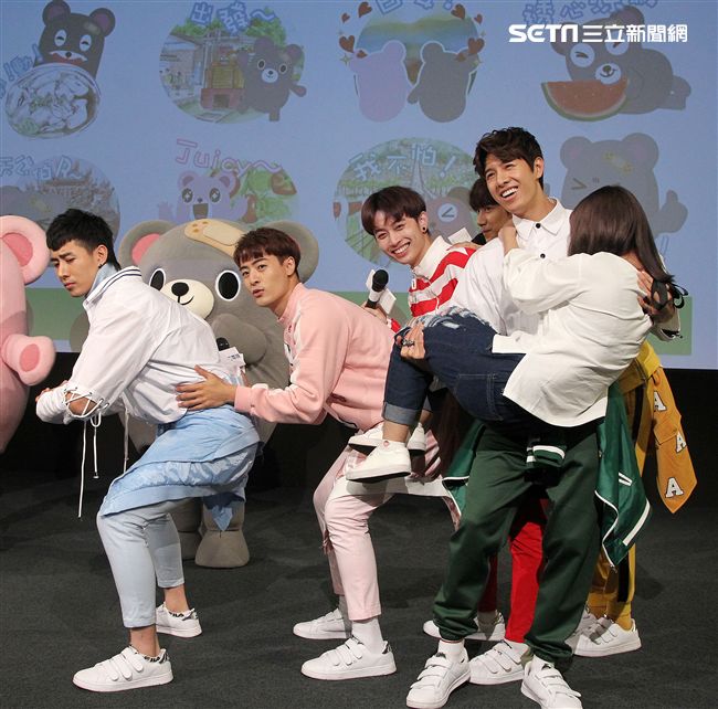 三立「灰熊厲害」LINE貼圖成功抵達嘉義，縣長張花冠及流行男團「GTM」讚它超可愛，邀請大家一起來「嘉」玩。（記者邱榮吉/攝影）