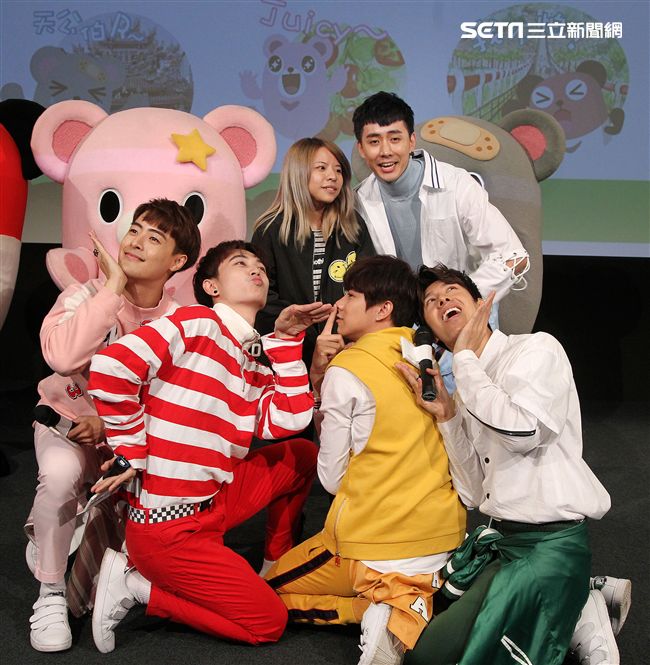 三立「灰熊厲害」LINE貼圖成功抵達嘉義，縣長張花冠及流行男團「GTM」讚它超可愛，邀請大家一起來「嘉」玩。（記者邱榮吉/攝影）