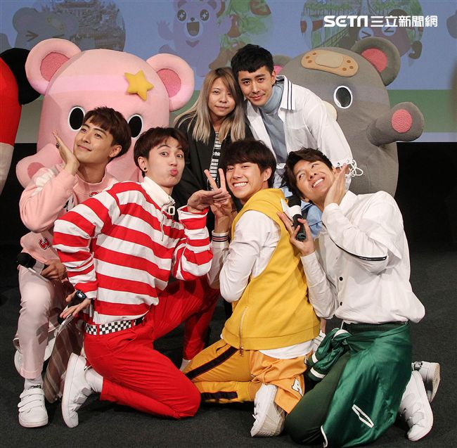 三立「灰熊厲害」LINE貼圖成功抵達嘉義，縣長張花冠及流行男團「GTM」讚它超可愛，邀請大家一起來「嘉」玩。（記者邱榮吉/攝影）