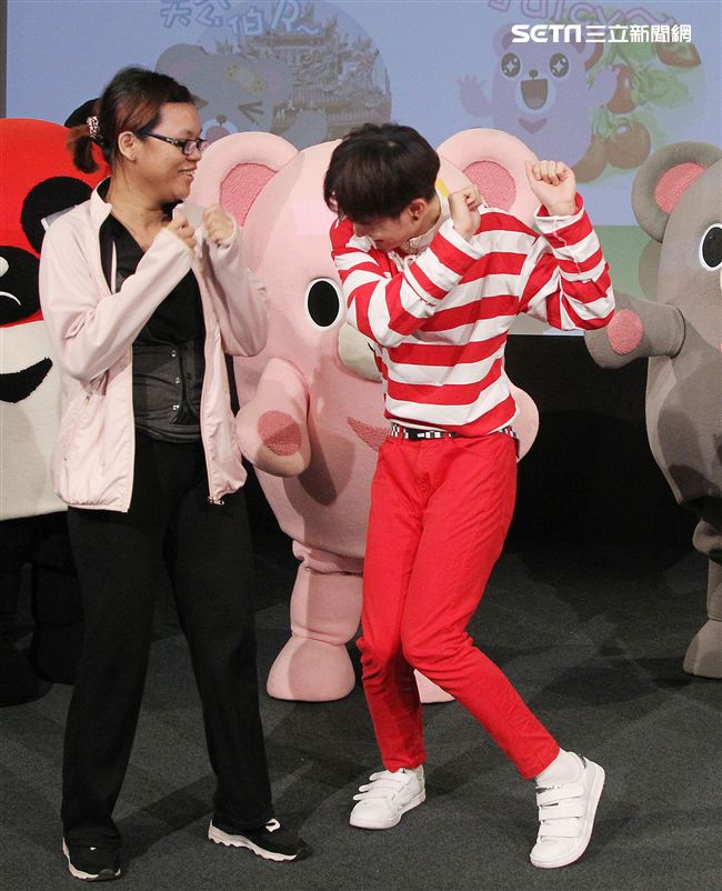 三立「灰熊厲害」LINE貼圖成功抵達嘉義，縣長張花冠及流行男團「GTM」讚它超可愛，邀請大家一起來「嘉」玩。（記者邱榮吉/攝影）