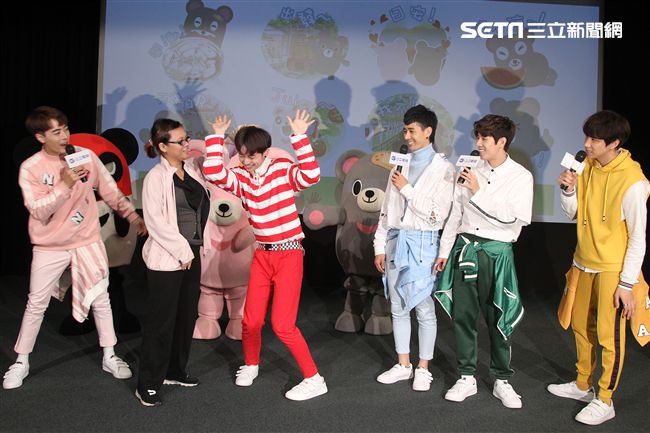 三立「灰熊厲害」LINE貼圖成功抵達嘉義，縣長張花冠及流行男團「GTM」讚它超可愛，邀請大家一起來「嘉」玩。（記者邱榮吉/攝影）