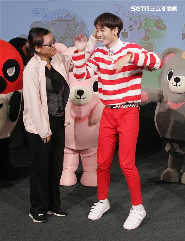 三立「灰熊厲害」LINE貼圖成功抵達嘉義，縣長張花冠及流行男團「GTM」讚它超可愛，邀請大家一起來「嘉」玩。（記者邱榮吉/攝影）