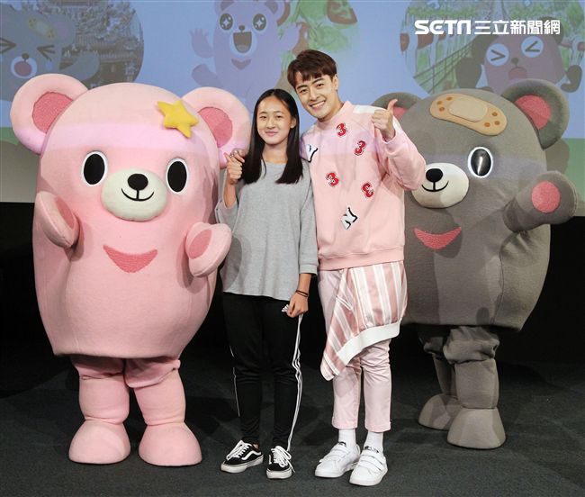 三立「灰熊厲害」LINE貼圖成功抵達嘉義，縣長張花冠及流行男團「GTM」讚它超可愛，邀請大家一起來「嘉」玩。（記者邱榮吉/攝影）