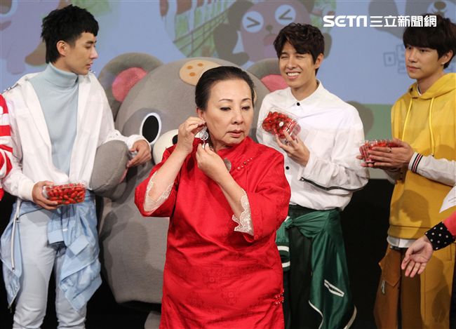 三立「灰熊厲害」LINE貼圖成功抵達嘉義，縣長張花冠及流行男團「GTM」讚它超可愛，邀請大家一起來「嘉」玩。（記者邱榮吉/攝影）