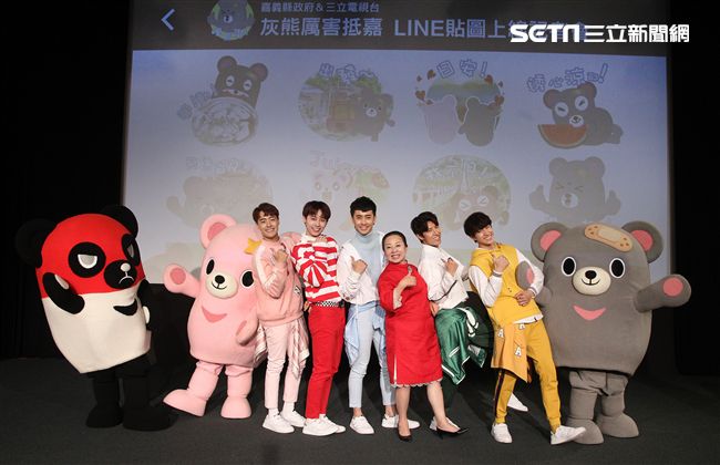 三立「灰熊厲害」LINE貼圖成功抵達嘉義，縣長張花冠及流行男團「GTM」讚它超可愛，邀請大家一起來「嘉」玩。（記者邱榮吉/攝影）