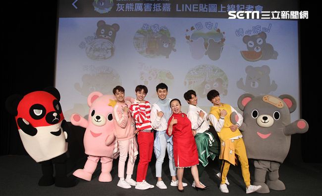 三立「灰熊厲害」LINE貼圖成功抵達嘉義，縣長張花冠及流行男團「GTM」讚它超可愛，邀請大家一起來「嘉」玩。（記者邱榮吉/攝影）