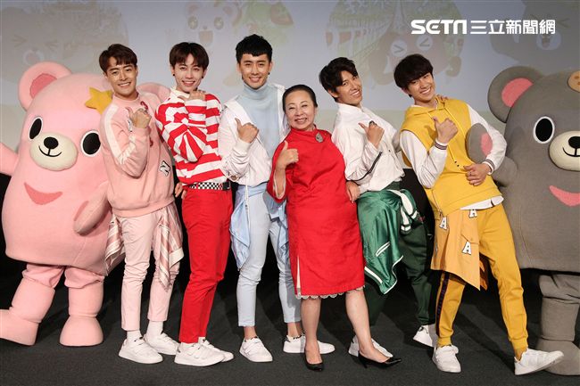 三立「灰熊厲害」LINE貼圖成功抵達嘉義，縣長張花冠及流行男團「GTM」讚它超可愛，邀請大家一起來「嘉」玩。（記者邱榮吉/攝影）