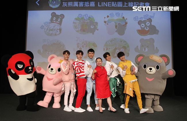 三立「灰熊厲害」LINE貼圖成功抵達嘉義，縣長張花冠及流行男團「GTM」讚它超可愛，邀請大家一起來「嘉」玩。（記者邱榮吉/攝影）