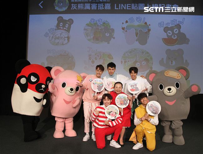 三立「灰熊厲害」LINE貼圖成功抵達嘉義，縣長張花冠及流行男團「GTM」讚它超可愛，邀請大家一起來「嘉」玩。（記者邱榮吉/攝影）