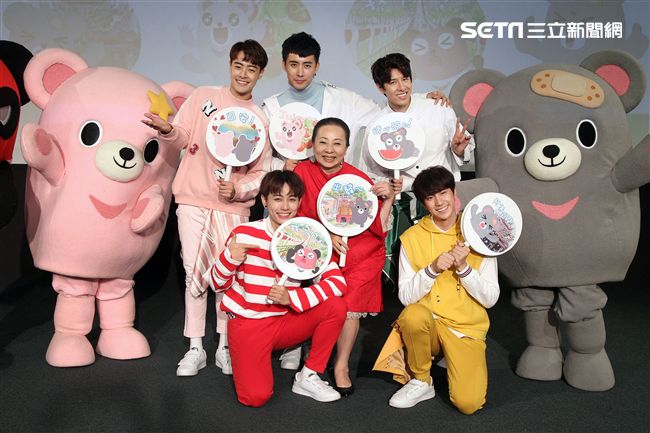 三立「灰熊厲害」LINE貼圖成功抵達嘉義，縣長張花冠及流行男團「GTM」讚它超可愛，邀請大家一起來「嘉」玩。（記者邱榮吉/攝影）