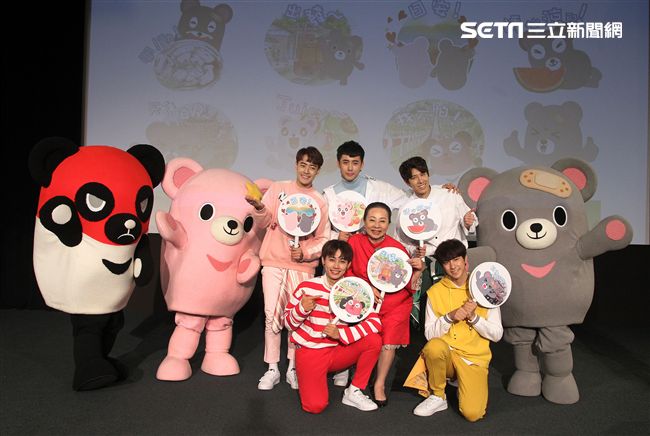 三立「灰熊厲害」LINE貼圖成功抵達嘉義，縣長張花冠及流行男團「GTM」讚它超可愛，邀請大家一起來「嘉」玩。（記者邱榮吉/攝影）