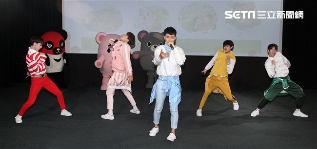 三立「灰熊厲害」LINE貼圖成功抵達嘉義，縣長張花冠及流行男團「GTM」讚它超可愛，邀請大家一起來「嘉」玩。（記者邱榮吉/攝影）