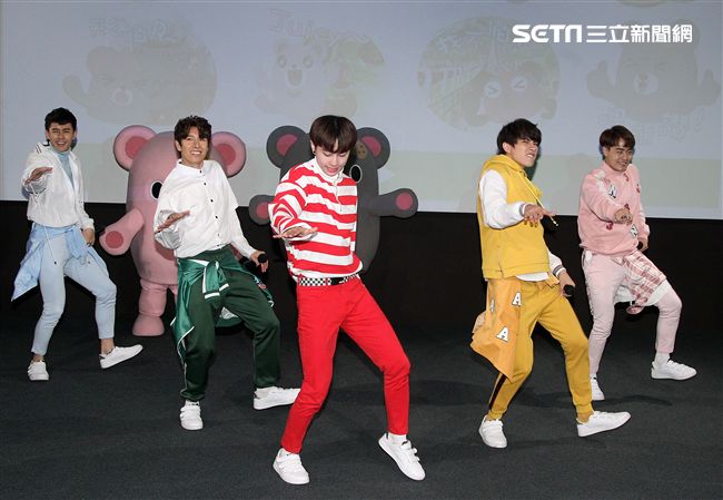 三立「灰熊厲害」LINE貼圖成功抵達嘉義，縣長張花冠及流行男團「GTM」讚它超可愛，邀請大家一起來「嘉」玩。（記者邱榮吉/攝影）