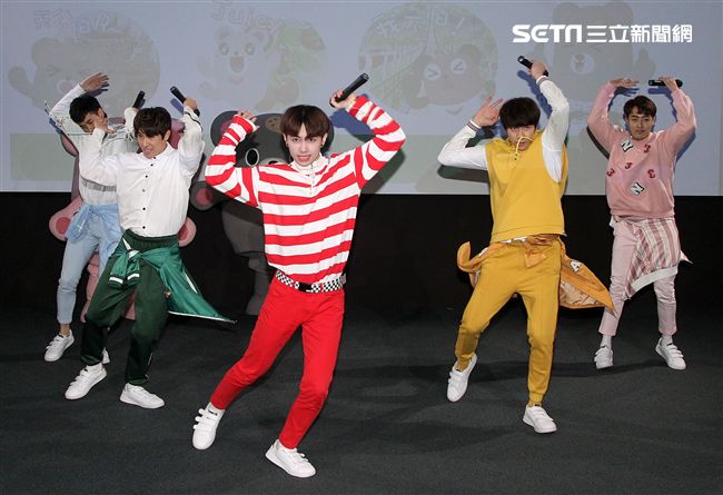 三立「灰熊厲害」LINE貼圖成功抵達嘉義，縣長張花冠及流行男團「GTM」讚它超可愛，邀請大家一起來「嘉」玩。（記者邱榮吉/攝影）