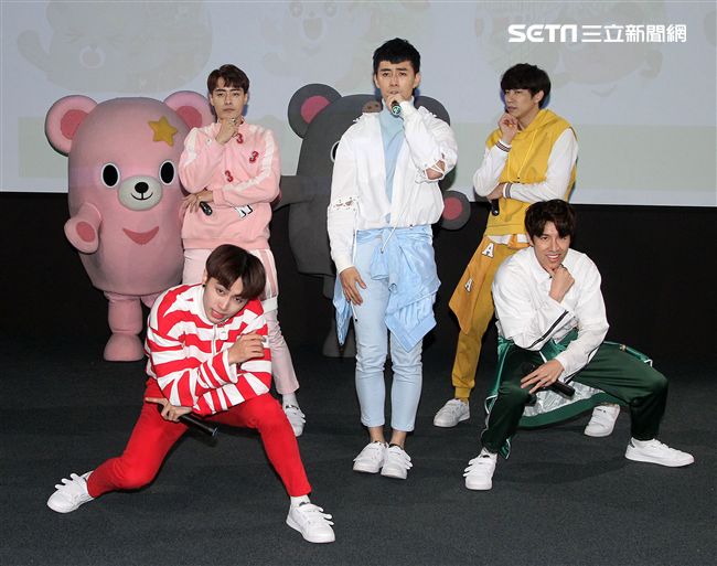三立「灰熊厲害」LINE貼圖成功抵達嘉義，縣長張花冠及流行男團「GTM」讚它超可愛，邀請大家一起來「嘉」玩。（記者邱榮吉/攝影）