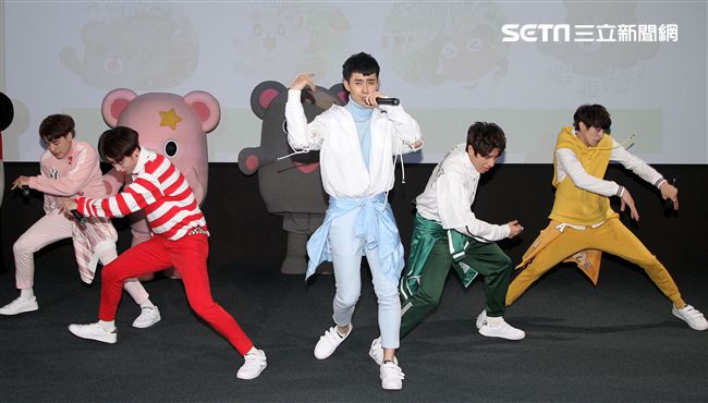 三立「灰熊厲害」LINE貼圖成功抵達嘉義，縣長張花冠及流行男團「GTM」讚它超可愛，邀請大家一起來「嘉」玩。（記者邱榮吉/攝影）