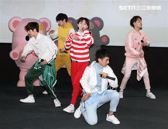 三立「灰熊厲害」LINE貼圖成功抵達嘉義，縣長張花冠及流行男團「GTM」讚它超可愛，邀請大家一起來「嘉」玩。（記者邱榮吉/攝影）