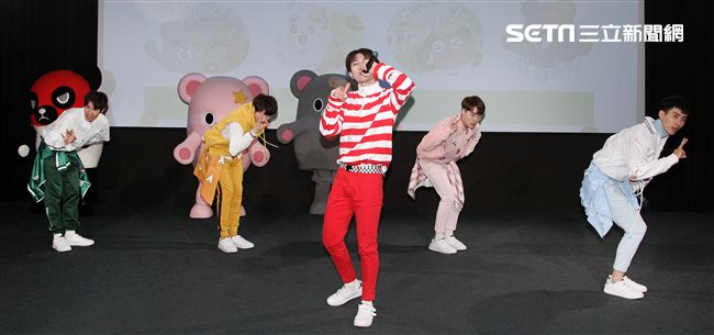 三立「灰熊厲害」LINE貼圖成功抵達嘉義，縣長張花冠及流行男團「GTM」讚它超可愛，邀請大家一起來「嘉」玩。（記者邱榮吉/攝影）