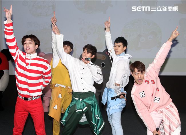 三立「灰熊厲害」LINE貼圖成功抵達嘉義，縣長張花冠及流行男團「GTM」讚它超可愛，邀請大家一起來「嘉」玩。（記者邱榮吉/攝影）