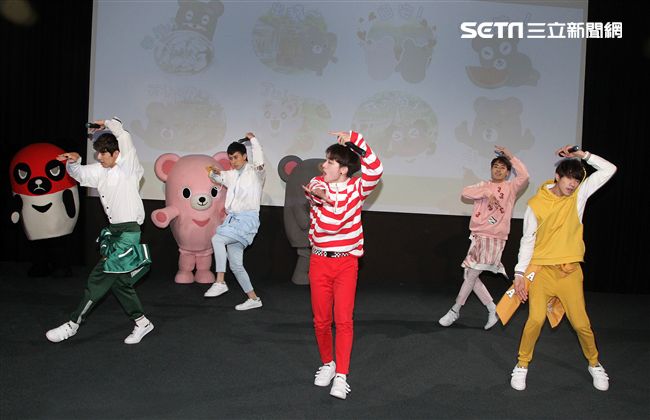 三立「灰熊厲害」LINE貼圖成功抵達嘉義，縣長張花冠及流行男團「GTM」讚它超可愛，邀請大家一起來「嘉」玩。（記者邱榮吉/攝影）