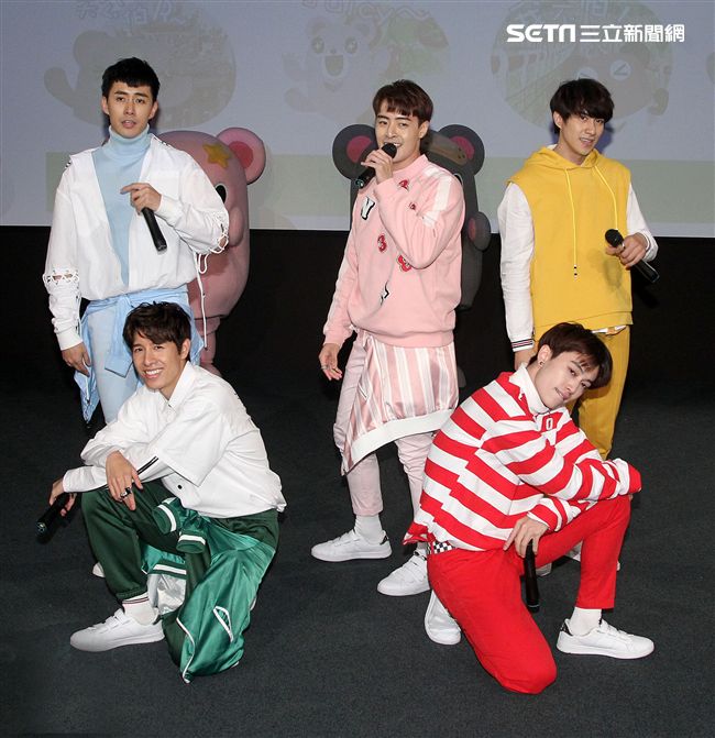 三立「灰熊厲害」LINE貼圖成功抵達嘉義，縣長張花冠及流行男團「GTM」讚它超可愛，邀請大家一起來「嘉」玩。（記者邱榮吉/攝影）