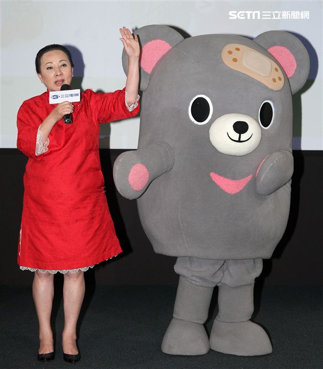 三立「灰熊厲害」LINE貼圖成功抵達嘉義，縣長張花冠及流行男團「GTM」讚它超可愛，邀請大家一起來「嘉」玩。（記者邱榮吉/攝影）