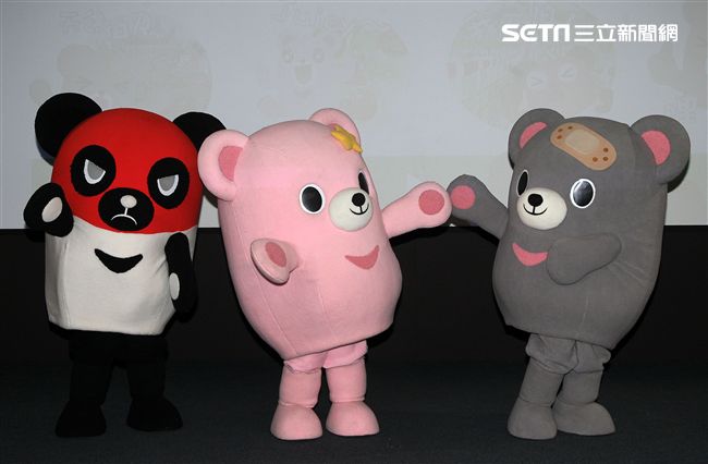 三立「灰熊厲害」LINE貼圖成功抵達嘉義，縣長張花冠及流行男團「GTM」讚它超可愛，邀請大家一起來「嘉」玩。（記者邱榮吉/攝影）
