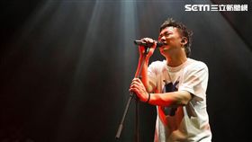 ▲陳奕迅在音樂會上嗨跳霹靂舞。（圖／環球提供）