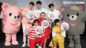三立「灰熊厲害」LINE貼圖成功抵達嘉義，縣長張花冠及流行男團「GTM」讚它超可愛，邀請大家一起來「嘉」玩。（記者邱榮吉/攝影）