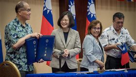 蔡英文總統與馬國總統海妮共同見證兩國外長簽署「總統獎助學金計畫基金瞭解備忘錄」。（總統府提供）