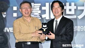 台北市長柯文哲合體行政院長賴清德／出席世大運記錄片首映記者會／熊讚　北市府提供