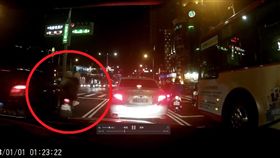 三寶騎士亂鑽車縫　下秒慘被後車追撞…女友被擊落倒地
爆料公社