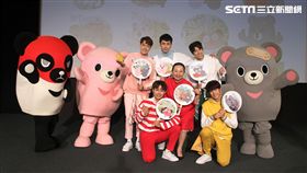 三立「灰熊厲害」LINE貼圖成功抵達嘉義，縣長張花冠及流行男團「GTM」讚它超可愛，邀請大家一起來「嘉」玩。（記者邱榮吉/攝影）