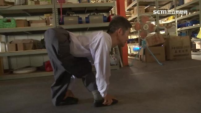 走路被笑像狗爬　他發明大樓緩降機