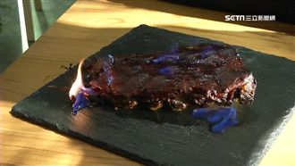 火烤豬肋排　上桌秀藍色火焰現場生香