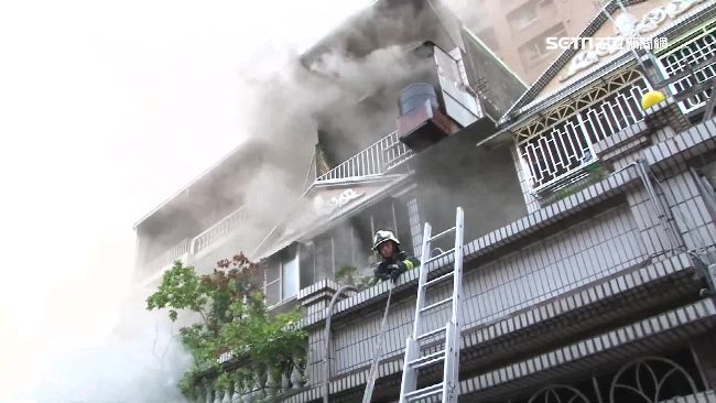 神明廳突冒大火　屋主帶孫媳翻牆逃生