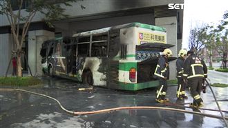 客運失控撞騎樓竄火　監視器影像曝光