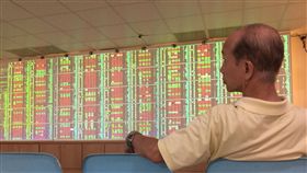 16:9台股開平走高　收漲48.92點（2）台北股市5日收盤上漲48.92點，為10518.27點，漲幅0.47%，成交金額新台幣1050.63億元。中央社記者董俊志攝　106年10月5日