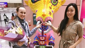 辛吉絲隨詹詠然來台　想吃小籠包泡溫泉剛宣布結束球員生涯的瑞士網球好手辛吉絲（Martina Hingis）（左），在打完年終賽後，隨搭檔詹詠然（右）來到台灣，雖暫無公開行程，但她透露想泡溫泉或到海邊走走，而在地美食小籠包更是不會錯過的。（華研提供）中央社記者李晉緯傳真　106年10月30日