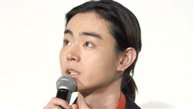 ▲菅田將暉遭懷疑隆鼻。（圖／翻攝自微博）